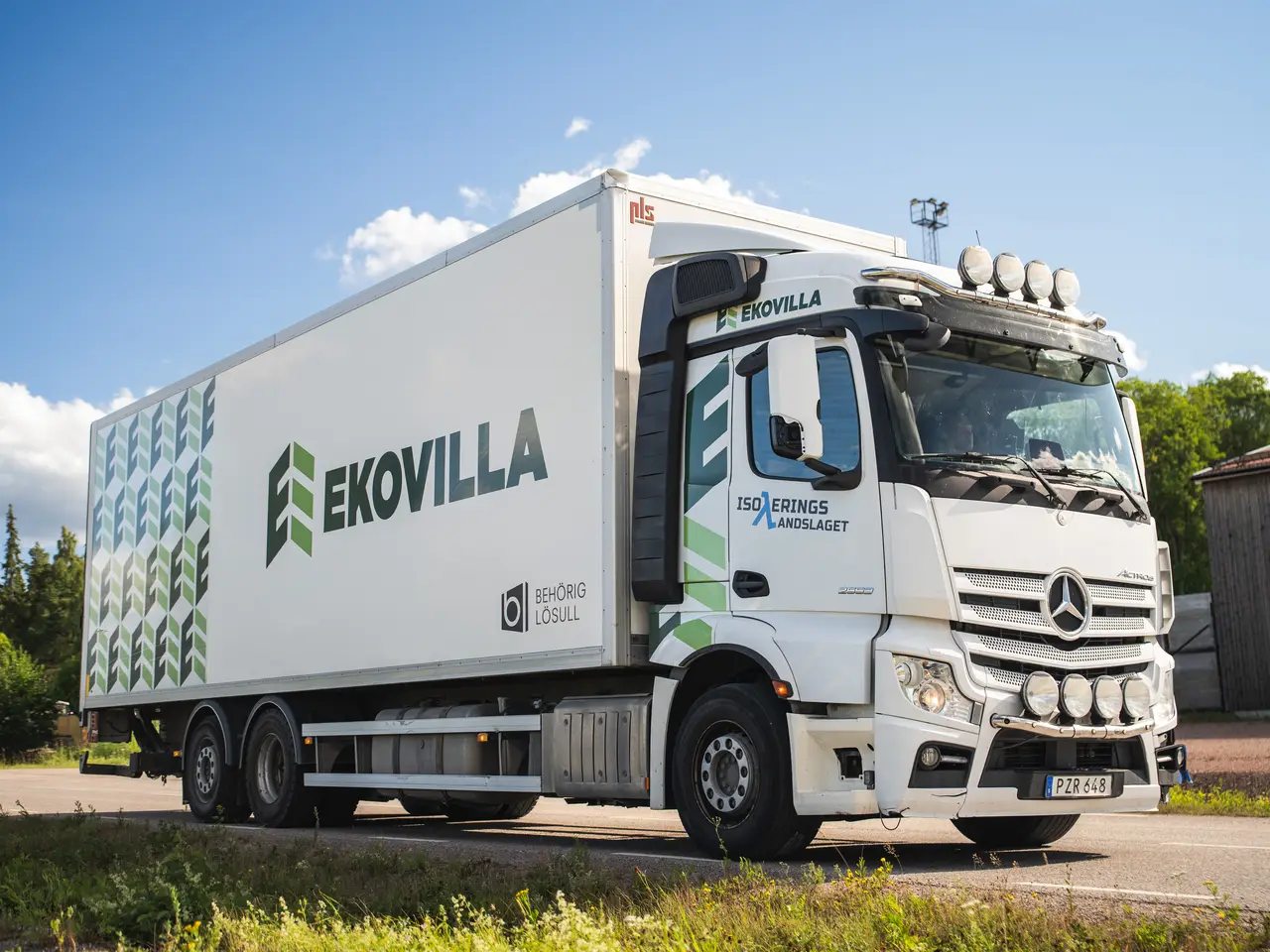 Ekovillas lastbil mot blå himmel